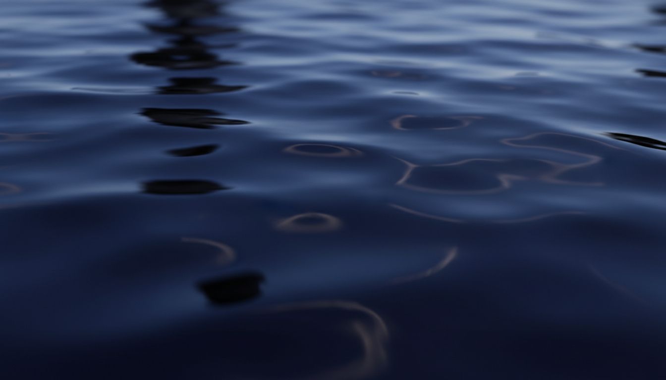 Крупный план текстуры глянцевой кожи полуночно-синего цвета, демонстрирующий эффект «жидкого зеркала» и глубину цвета.